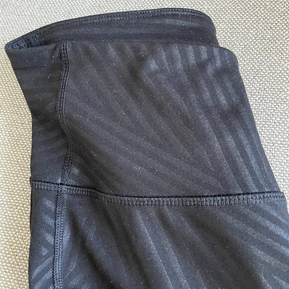 Bundle of 2 Old Navy Active Go-Dry Leggings - Picture 10 of 11